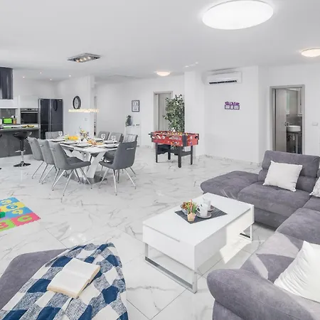 In With House A Panoramic View Pula