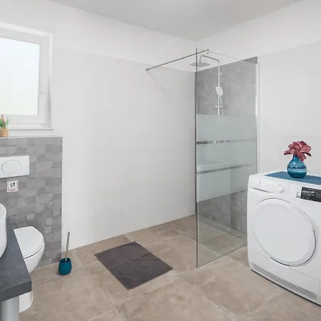 בית נופש In With House A Panoramic View פולה