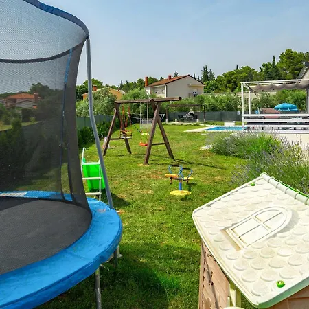 In With House A Panoramic View פולה